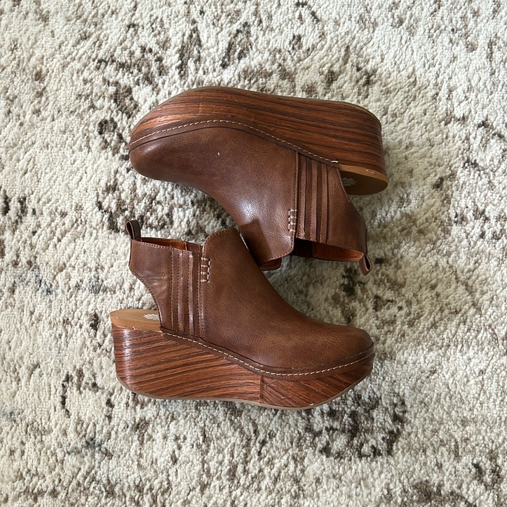 Yellow Box Barty Wedge